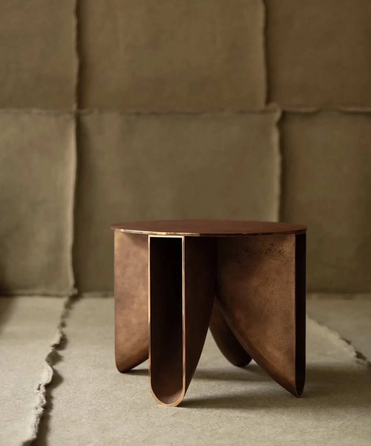 Table d'appoint ronde en métal patiné aux pieds pliés